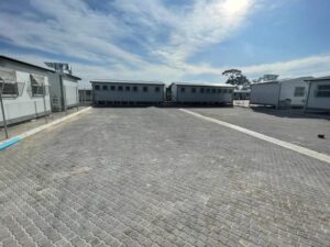 Klapmuts kry twee skole