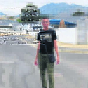 Jong leerder gegroet