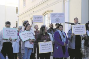 ‘Hou jul hande van rektor af!’