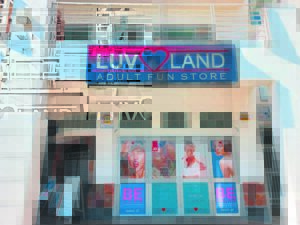 Dorp gons oor nuwe ‘sekswinkel’