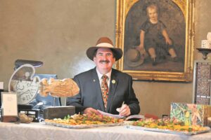 Kunshoof lê leisels ná 35 jaar neer