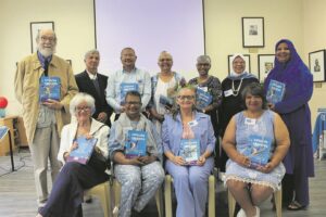 Oudonderwysers deel hul ondervinding deur ’n boek te skryf