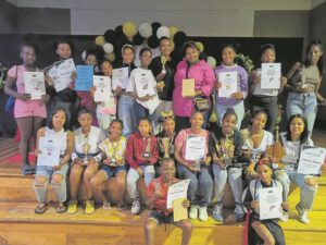 FOTO’S: Netbalspelers van Klapmuts is bobaas op die baan