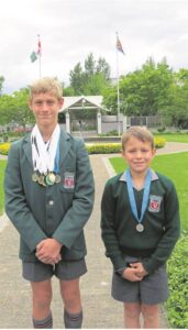 Gimnaste spog met medaljes