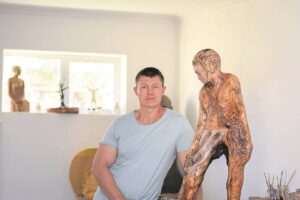 Beeldhouer skep uit hout