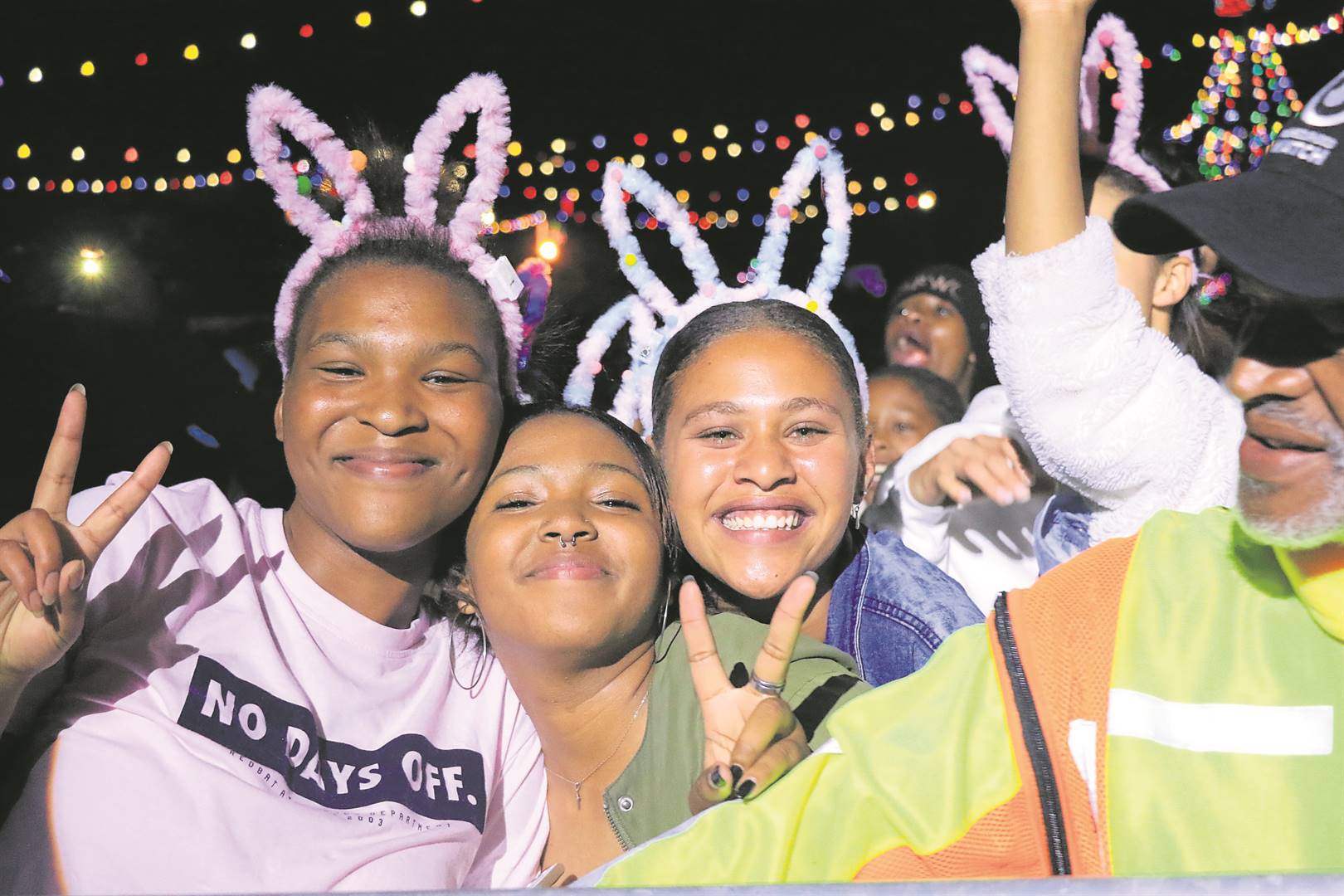 ’n Feestelike atmosfeer heers gewoonlik by die Liggiesfees in Stellenbosch. Dié drie vriendinne het in 2023 in die feestydgees gekom deur met feestelike en helder haarbykomstighede te spog. Foto: Francois Lombard