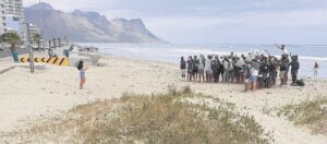 Maties reik uit en maak strand skoon