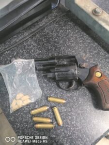 Tiener met rewolwer vas