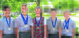 Atlete wys hul slag op atletiekbaan