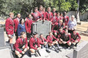 Leerders van PRG besoek Paul Roos se graf