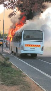 Hoërskoolleerders help toe bus aan brand slaan