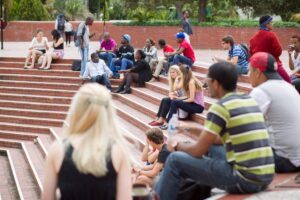 ‘US bevorder en ondersteun meertaligheid’