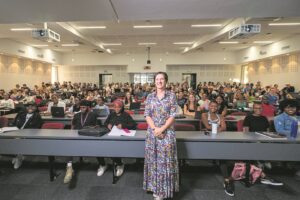 US-dosent trap fiets om studente te help