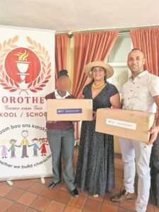 Ál meer meisies met sanitêre skenkings gehelp