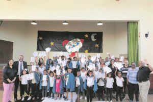 Talle kinders gradueer by VGK-nasorgsentrum