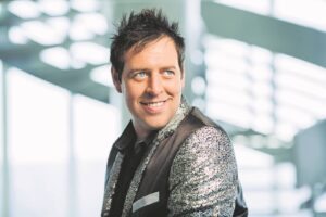 Kyk oukersaand konsert op jou voorstoep