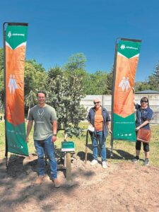 AfriForum skenk en plant boom in Onder Papegaaiberg