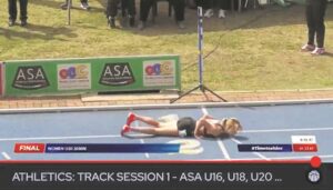 Atleet kruip toe haar bene ingee