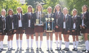 Tennisspelers loop met trofeë weg