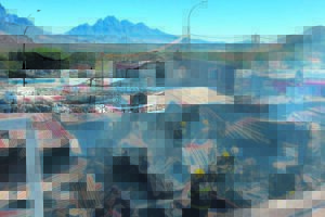 Sestien strukture verwoes in Franschhoek-brand