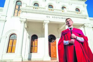 Blinde swemmer oorkom struikelblokke om doktersgraad te vang