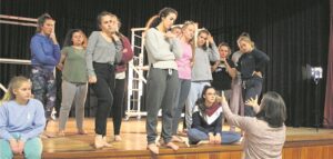 Bloemhoffers bring hul kwellinge na die verhoog