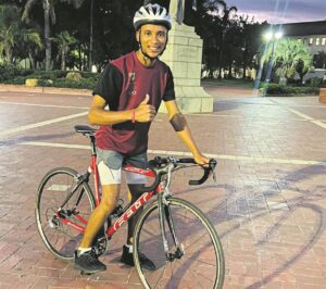 US-rektor en Studenteraad trap fiets ten bate van minderbevoorregte studente