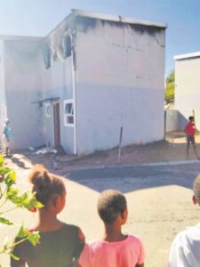 Gesin dakloos ná brand