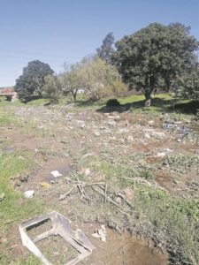Rivier in Klapmuts bly teiken van onwettige storting