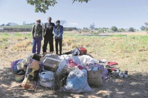 Wonings langs R44 afgebreek