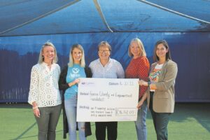 Karlien en Kandas-speelskool help nuwe biblioteek oprig