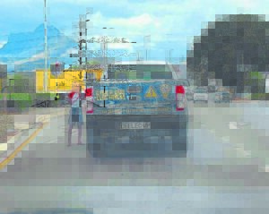 Kinders bedel nog in Klapmuts