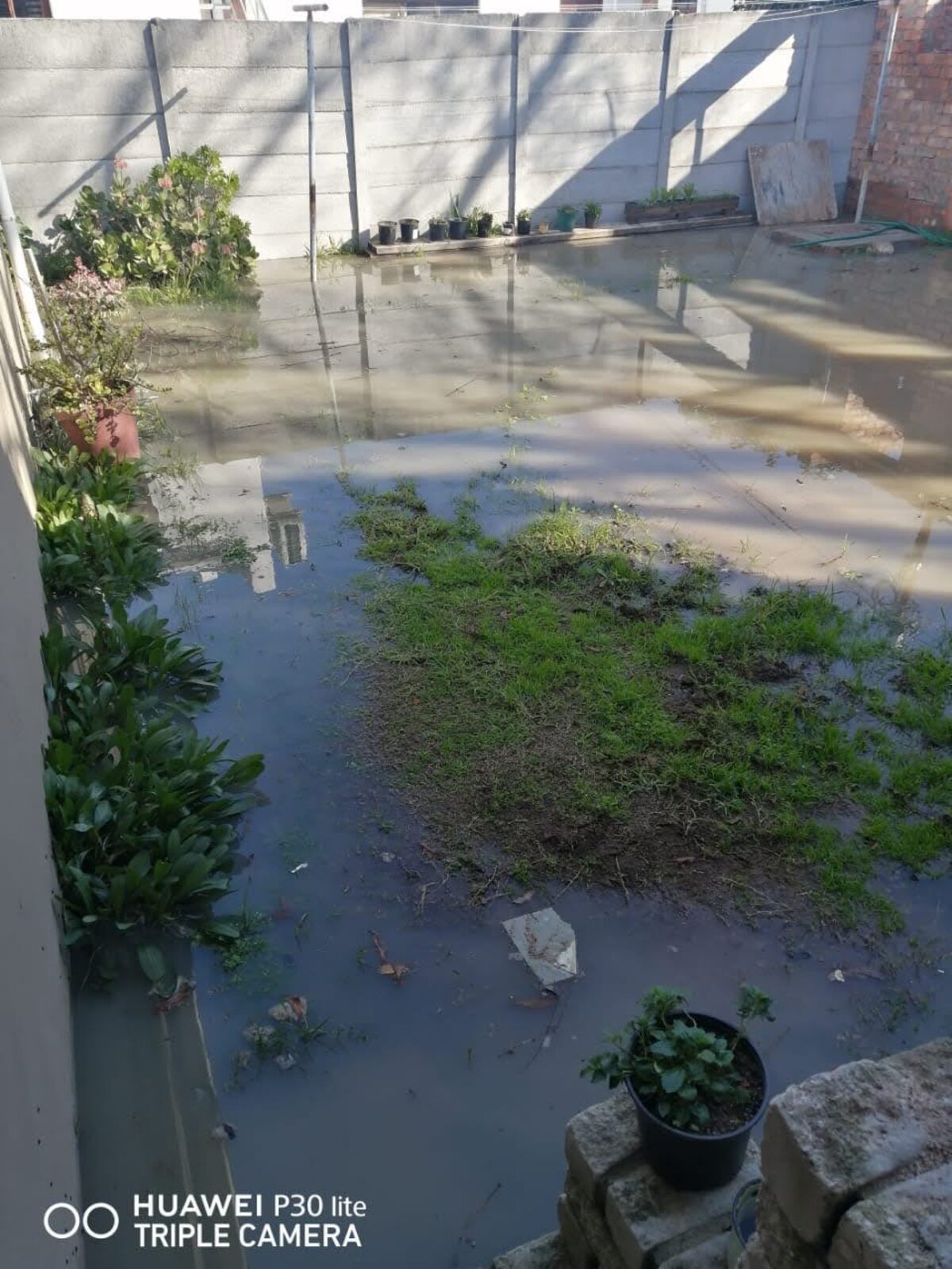 Riool stoot in erf op