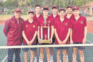 PRG-tennisspan maak skoonskip