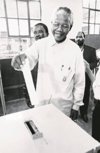 Foto-uitstalling vier begin van demokrasie