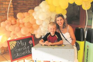 Klein James se breë glimlag op eerste skooldag