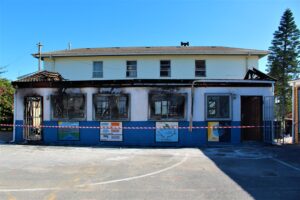 Twee klaskamers by Stellenbosse skool in ligte laaie