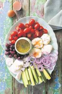 RESEP: Griekse slaaibord met geposjeerde eiers