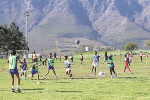 Kinders van dorpies pak mekaar in eie ‘spele’