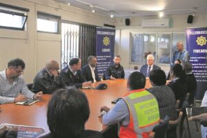 Politici op toesig-besoek