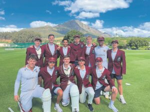 SKOLE: Paul Roos se krieketspanne sit Boishaai ore aan