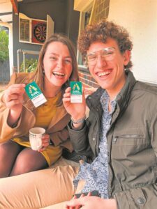 Studentepaartjie maak ‘djol’ goedkoper