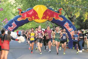 Kom hardloop, ondersteun saam by 15de Dagbreek-straatmyl in Eikestad