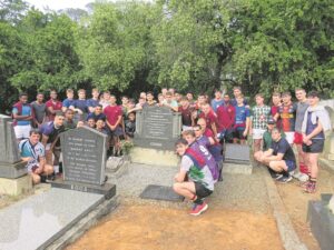 SKOLE: Paul Roos-rugbyspelers besoek Paul Roos se graf