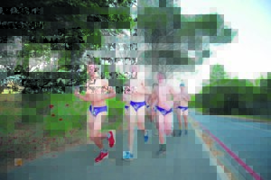 Talle draf in swembroekies om Kansa te help