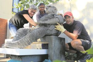 ‘Oupa Carlos’ loop deur onder vandale