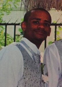 Slangpik eis glo liefdevolle pa van week-oue baba