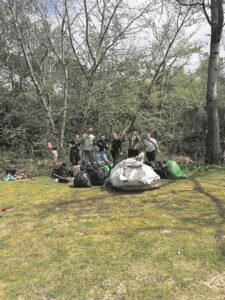 Groep maak sommer self hul buurt skoon