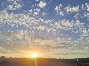 LESER’S FOTO: Sonsaktyd oor Devonvallei beïndruk