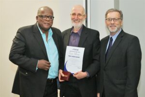 Leslie Swartz ontvang gesogte medajle